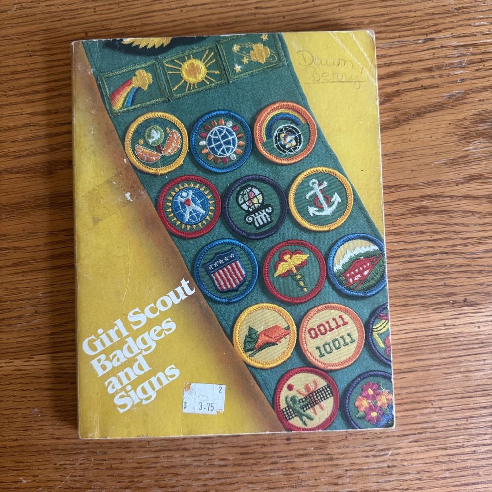 Vintage 1980 Junior Girl Scout Badges and Signs Book ISBN 0884413268 Retro GSUSA